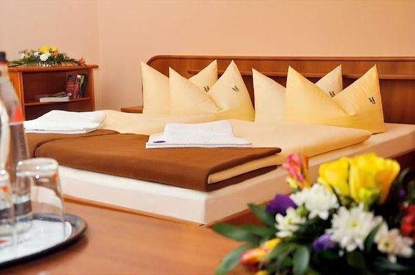 Hotelzimmer mit Dekoration