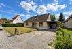 Hausansicht mit Zufahrt zum Carport und Garage