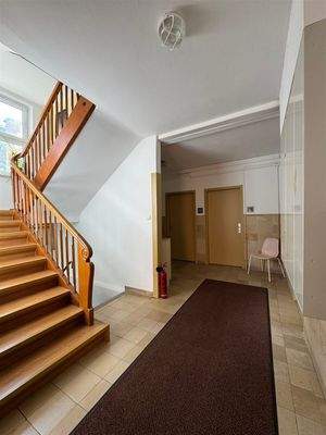 ... der Treppenaufgang zu den oberen Geschossen