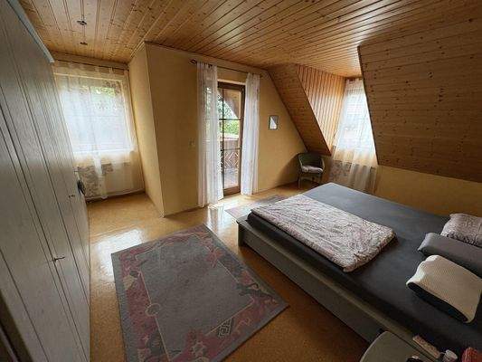 Schlafzimmer mit Zugang Balkon