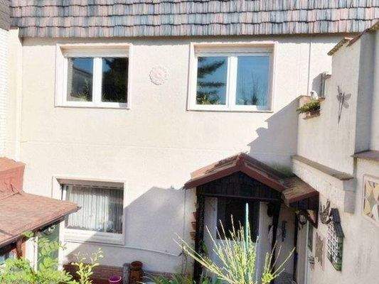 Terrasse, Schuppen und Eingang von Hinten ins Kell