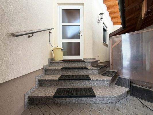 Es gibt sogar einen separaten Nebeneingang
