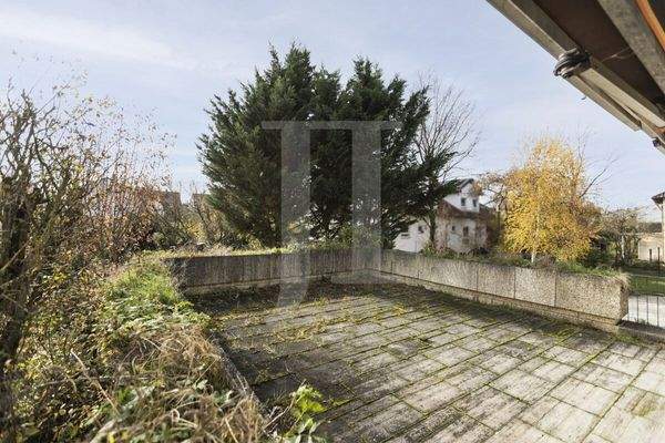 Terrasse mit Treppe in den Garten OG