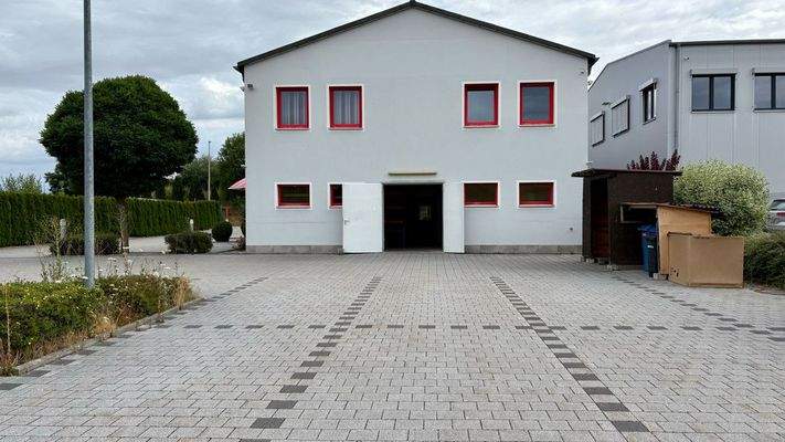 Großer Parkplatz auf der Gebäude Rückseite