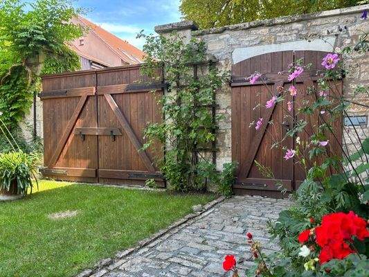 Zufahrt zum Innenhof und Eingangstür