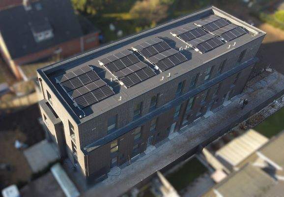 Blick auf das Objekt Vorderansicht Drohnenaufnahme