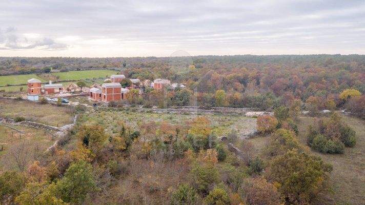Baugrundstück für ländliches Wohnen am Dorfrand von Marčana