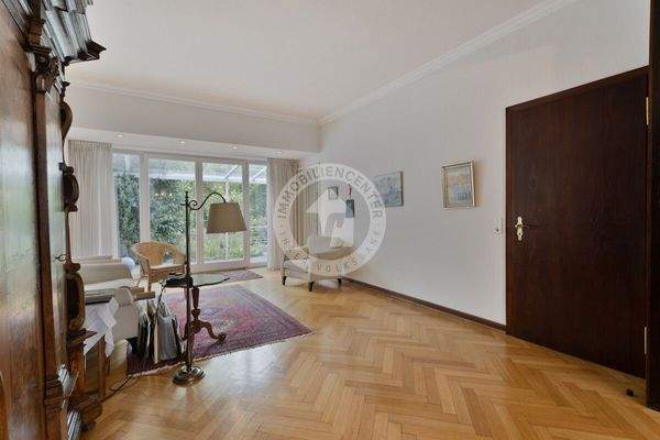 Das offene Wohnzimmer mit Blick auf die Terrasse und in den Garten 