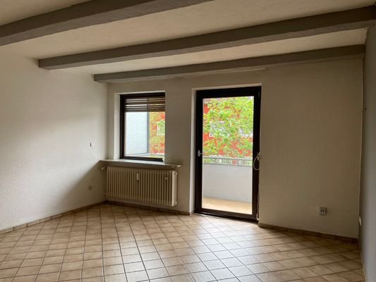 Wohnzimmer Richtung Balkon.JPG