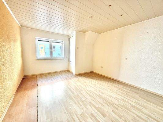 Schlafzimmer mit Zugang zum Dachgeschoss