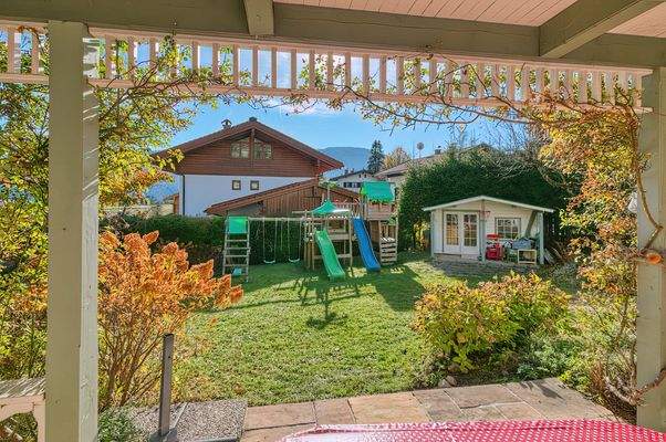 Terrasse mit großem Garten