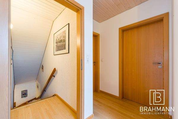 Treppenaufgang zur Wohnung im DG