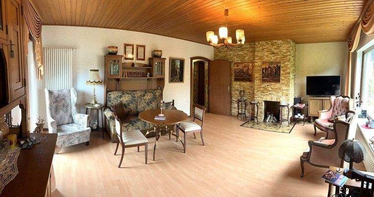 Wohnzimmer mit Kamin (funktionsfähig)