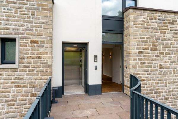 Haustür & Fahrstuhl