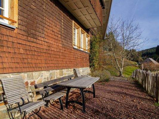 Sitzgelegenheiten rund um die Hotelanlage