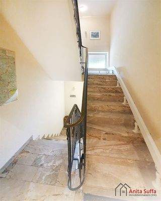 Treppenhaus mit Treppenlift