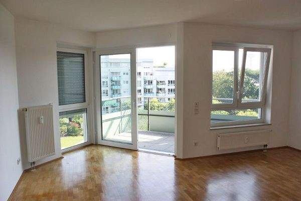 Wohnbereich mit Zugang zum Balkon