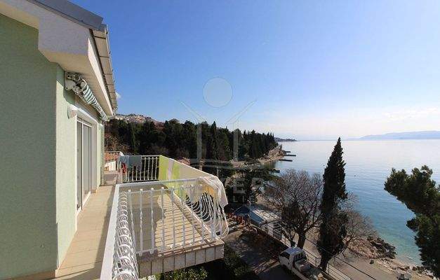 Genießen Sie den ersten Kaffee auf dem Balkon