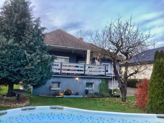 Blick vom Garten zum Haus