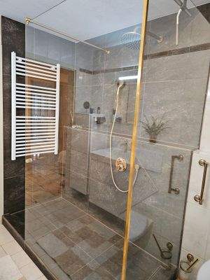 150 - großzügige Dusche.jpg
