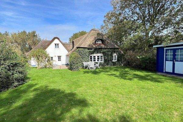 Südansicht mit sonnigem Garten