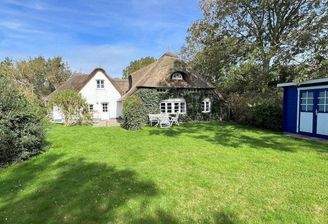 Südansicht mit sonnigem Garten