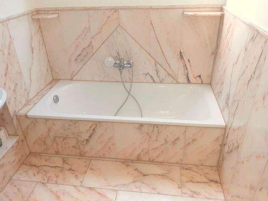 Tageslichtbad mit Wanne