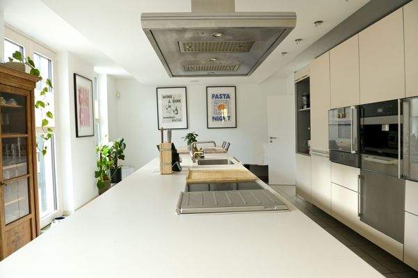 Offene Küche mit Kochinsel und Markenausstattung