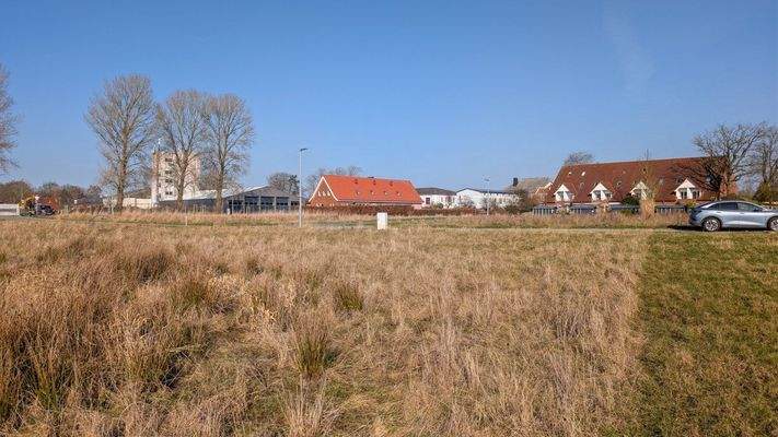 Gegenüberliegende Straßenseite