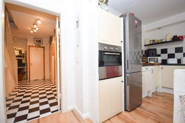 Küche Blick in den Flur im Untergeschoss