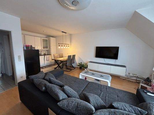 Wohnzimmer mit offener Küche