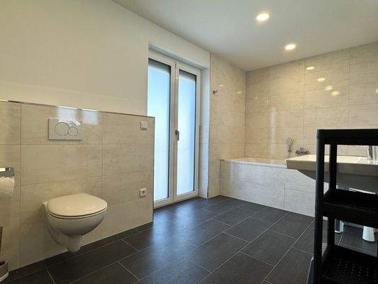 Bad OG mit Badwanne 1