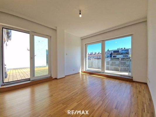 Zimmer neben Wohnzimmer mit Terrassenzugang