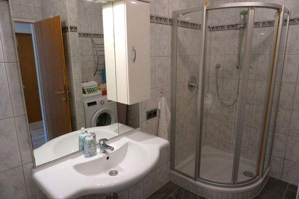 Badezimmer mit Badewanne und Dusche