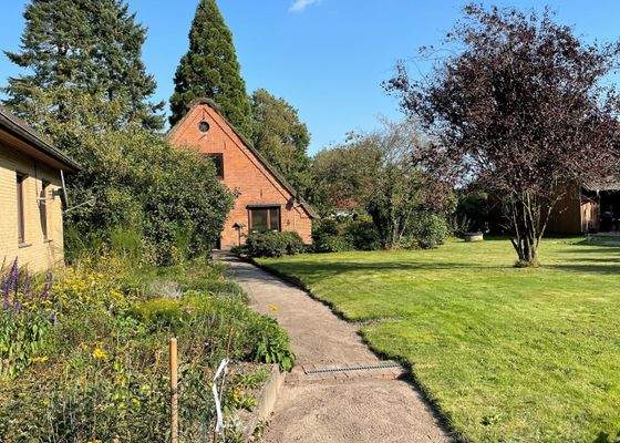 Zwei Häuser auf einem weitläufigen Grundstück