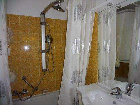 Badezimmer mit Badewanne und WC