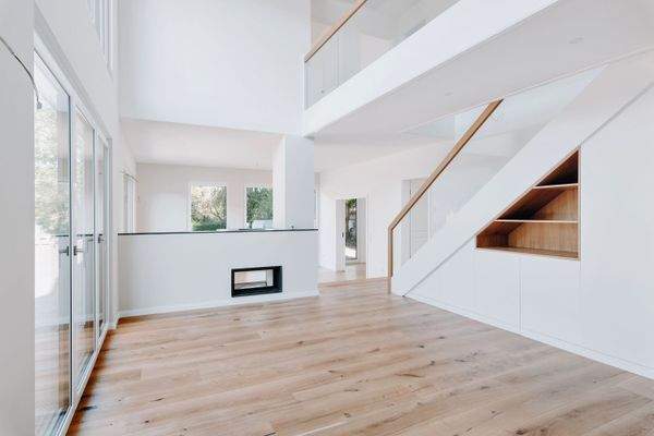 Essbereich mit eindrucksvollem Luftraum