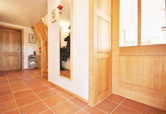 Flur mit Blick zum Büro/Zimmer - Whg.-Nr. 1 (EG)