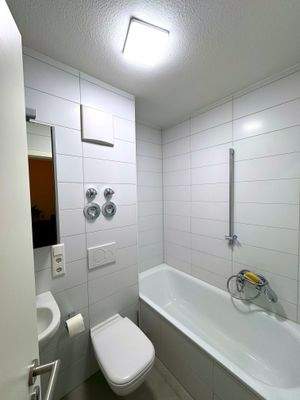 Badezimmer mit Wanne u. Abluft