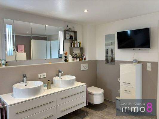 Bad mit allen Annehmlichkeiten