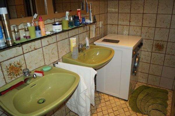 ... sowie Doppelwaschbecken 