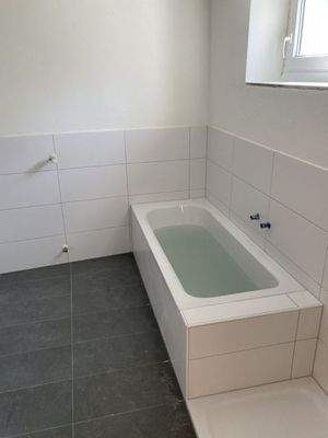 Neues Bad mit Dusche und Wanne 