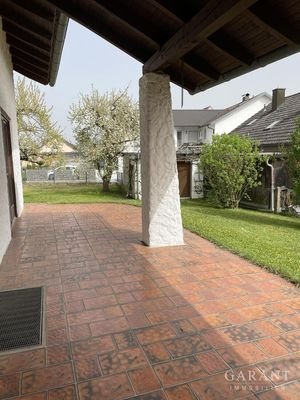 überdachte große Terrasse mit Blick zum Garten