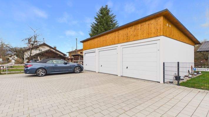 Garage + 2 Außenstellplätze