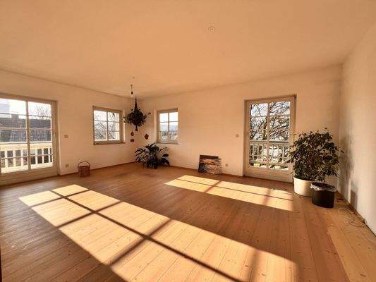 Lichtdurchfluteter Wohnraum mit Parkettboden