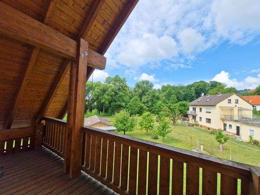 Blick vom Balkon in den Garten
