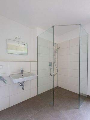 Bad mit Wanne und Dusche