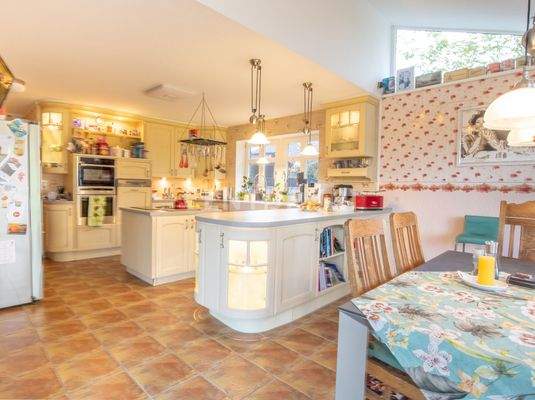 Küche mit viel Stauraum und Kochinsel