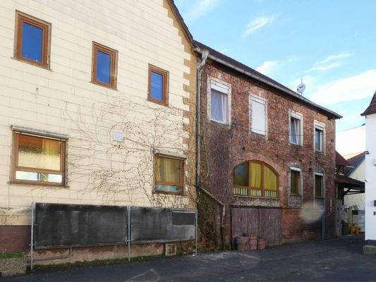 Große Garage im Hinterhaus