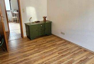 Zimmer Links Blick zur Küche.jpg